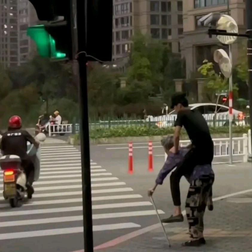 骑老奶奶过马路