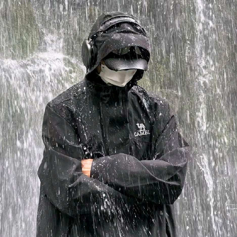 不看人。