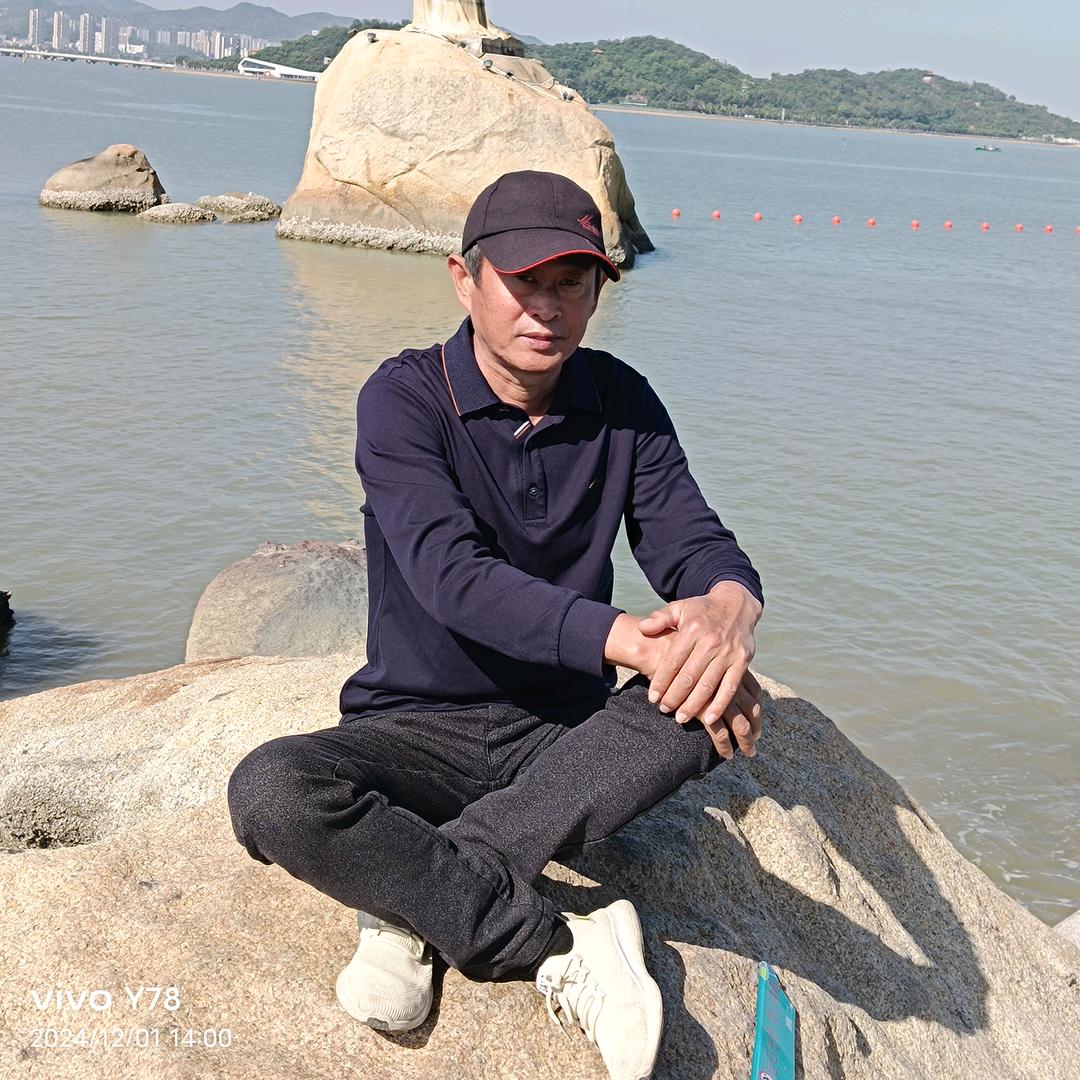 伍哥捡石头