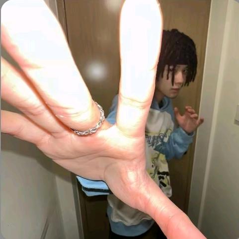 ，