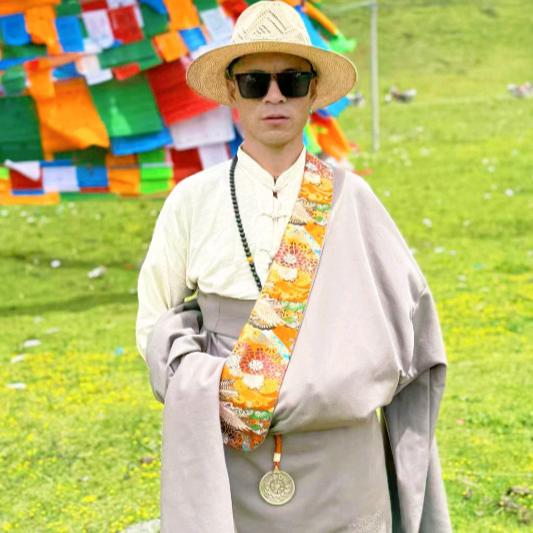 康 巴🏃泽 仁 c r