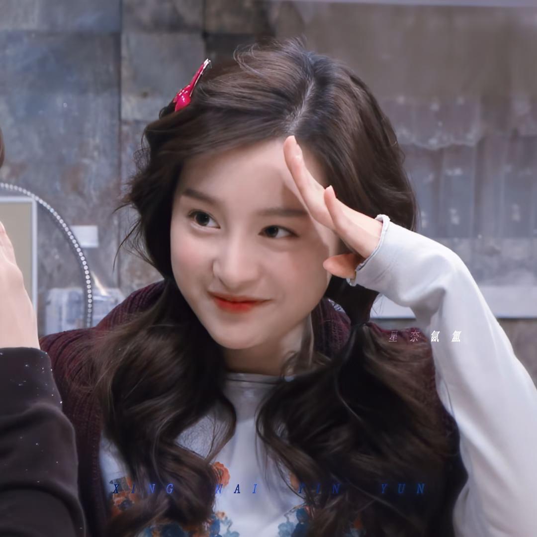 对方正在长头发___