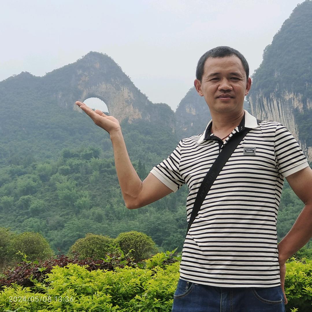 风雨中自己撑伞