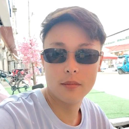 抓黄鳝的小哥哥