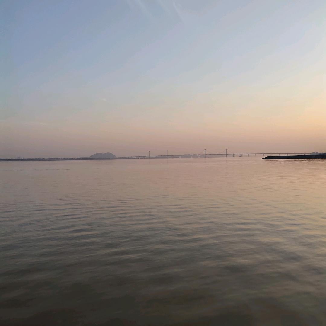 西湖边上等风来