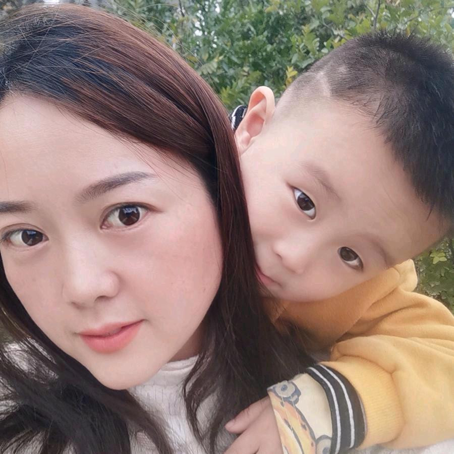 (｡･ω･｡)ﾉ♡李李缘上草