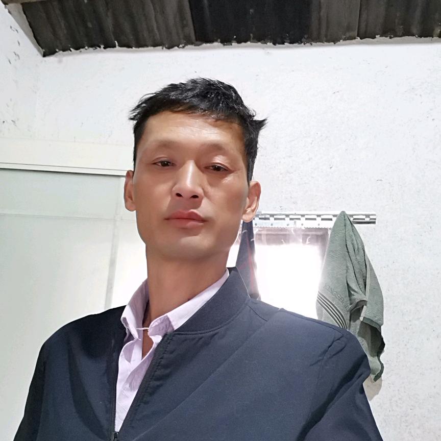李伟，