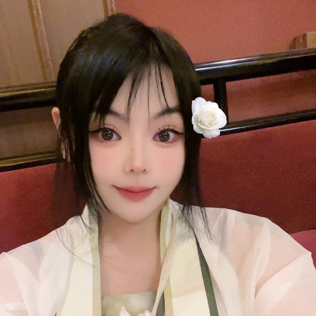 梦梦。（橱窗有漂亮的小裙子哟。）