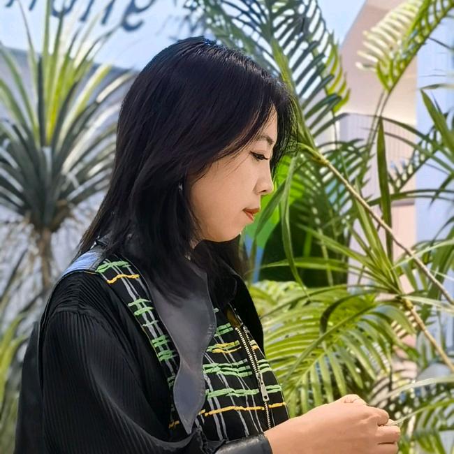 庞氏名品服饰--小影