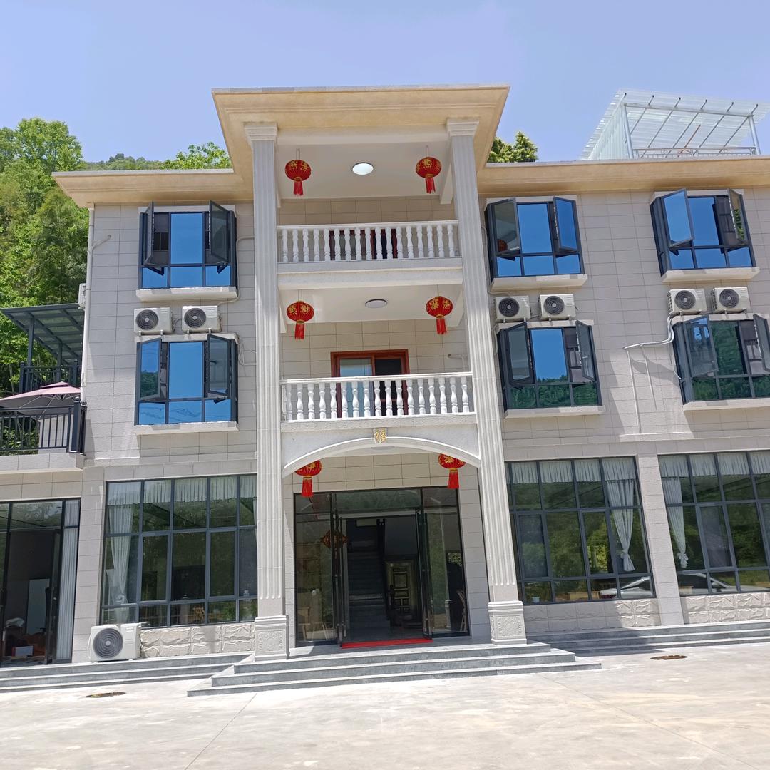 下荣湖楠木人家名宿，溯溪营地