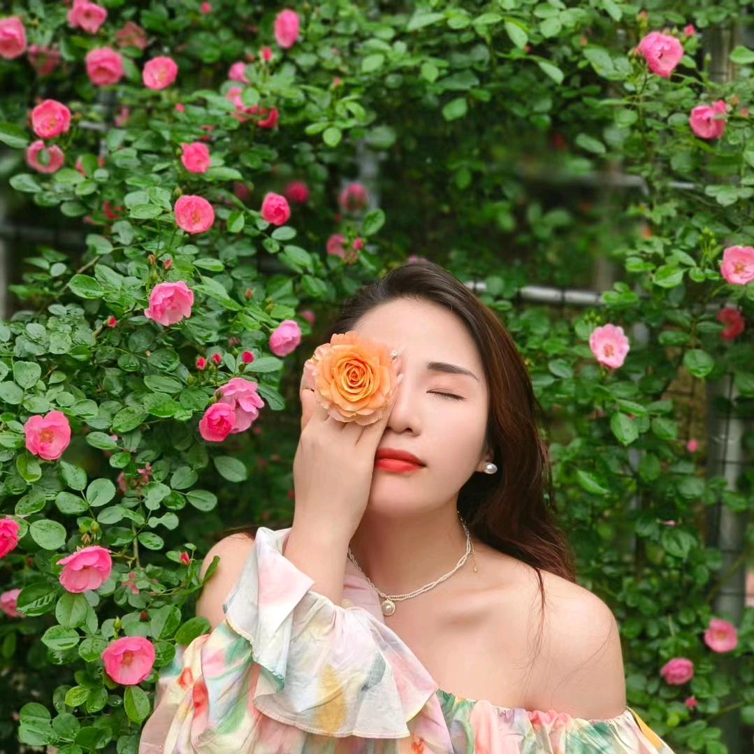 爱笑的酒窝姑娘