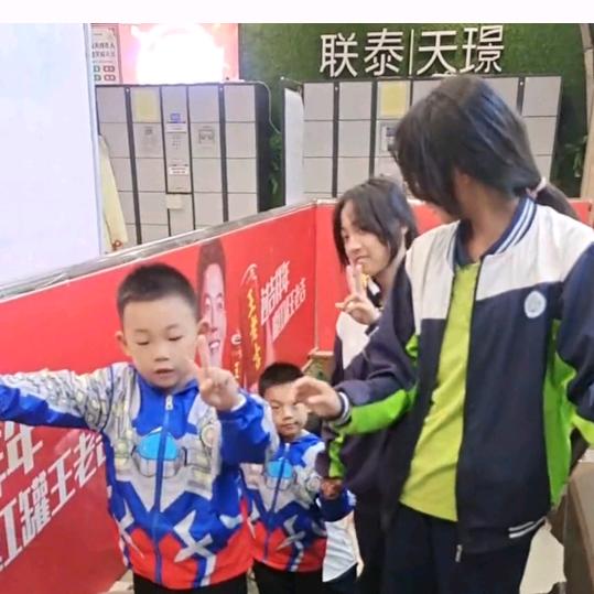 俩对双胞胎的麻麻，