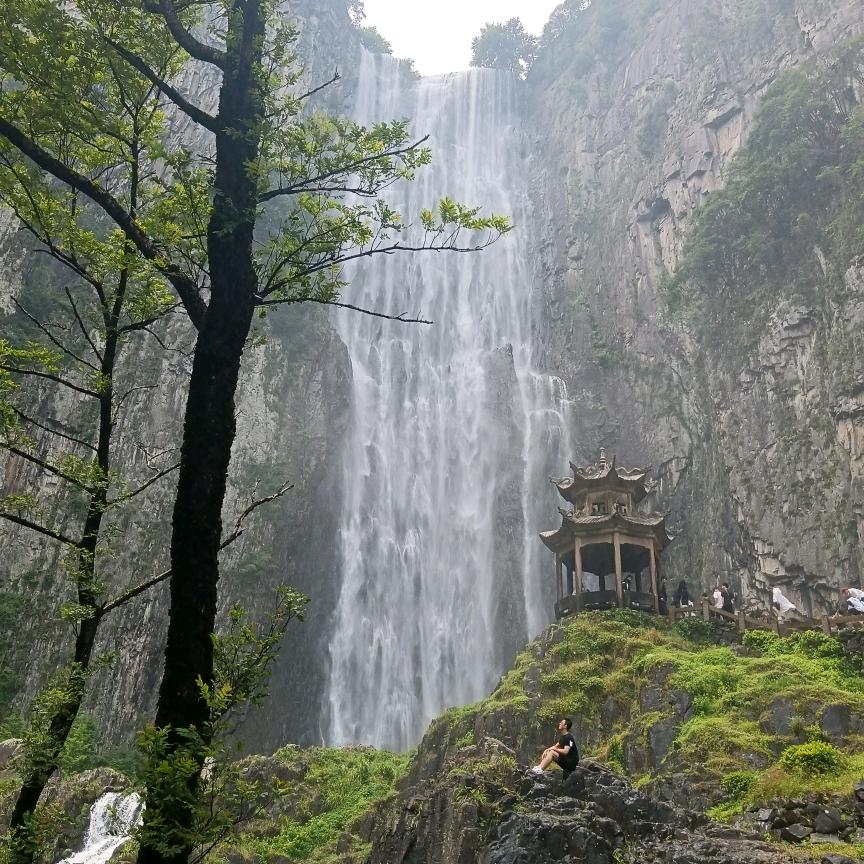 倔强小男孩骑着蜗牛追导弾