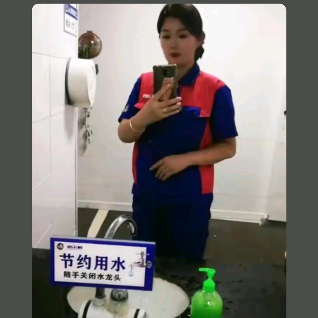 加油站的小姐姐