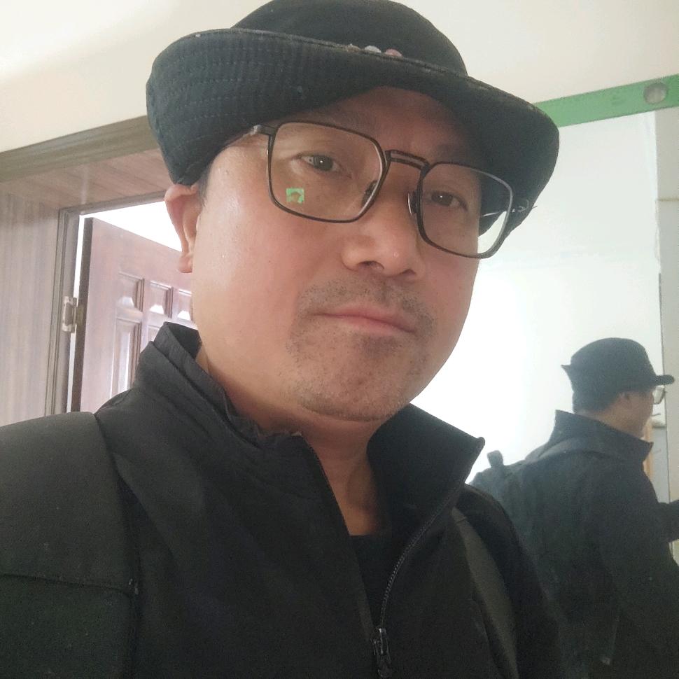 眼镜哥东西多