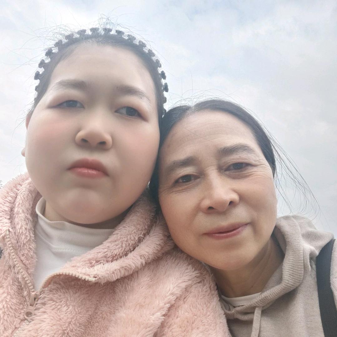 朱妈妈和她的盲女儿