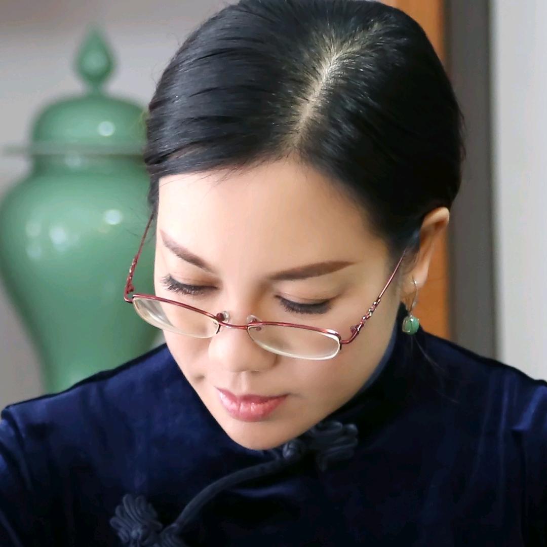 青瓷梅红玲
