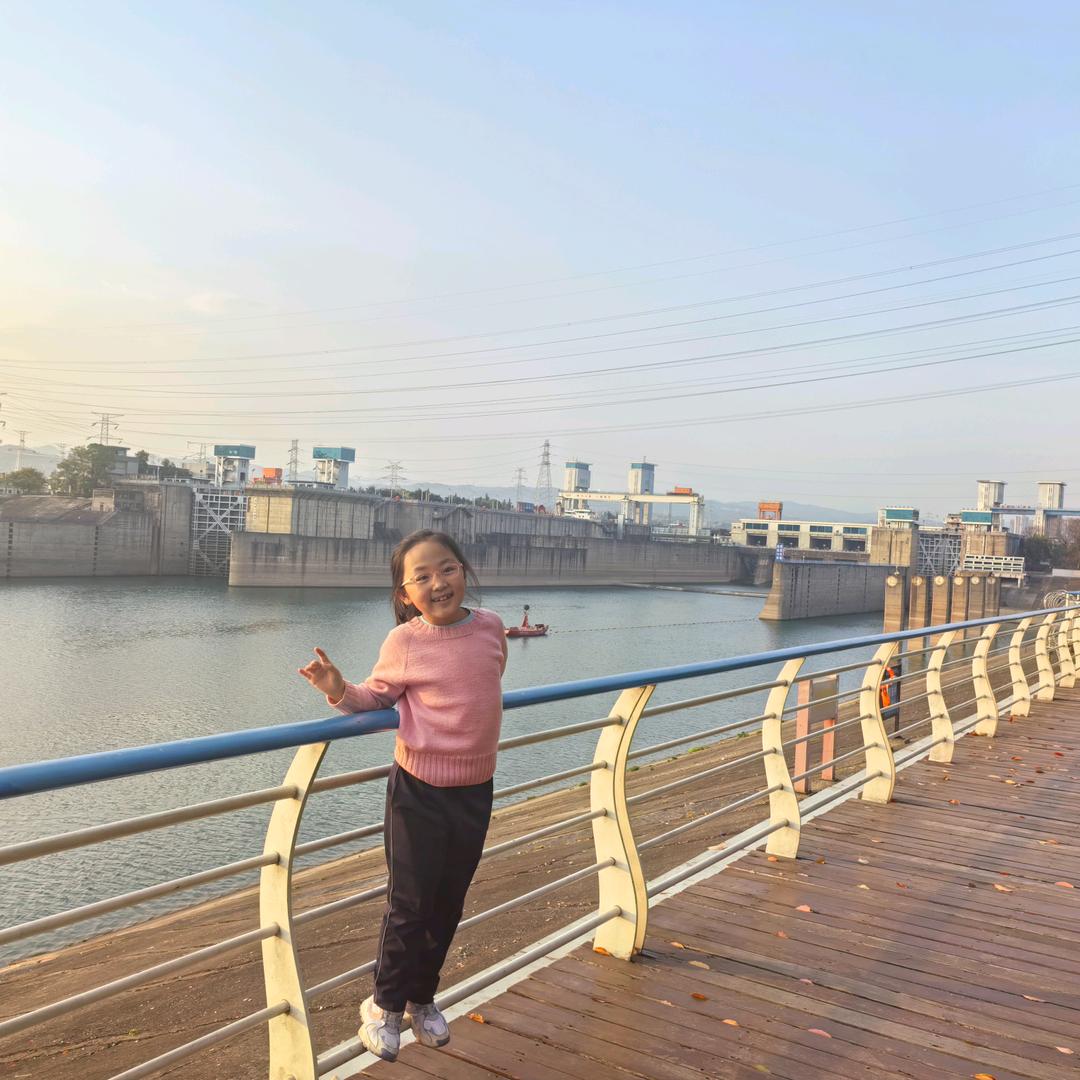 采蘑菇的小姑娘