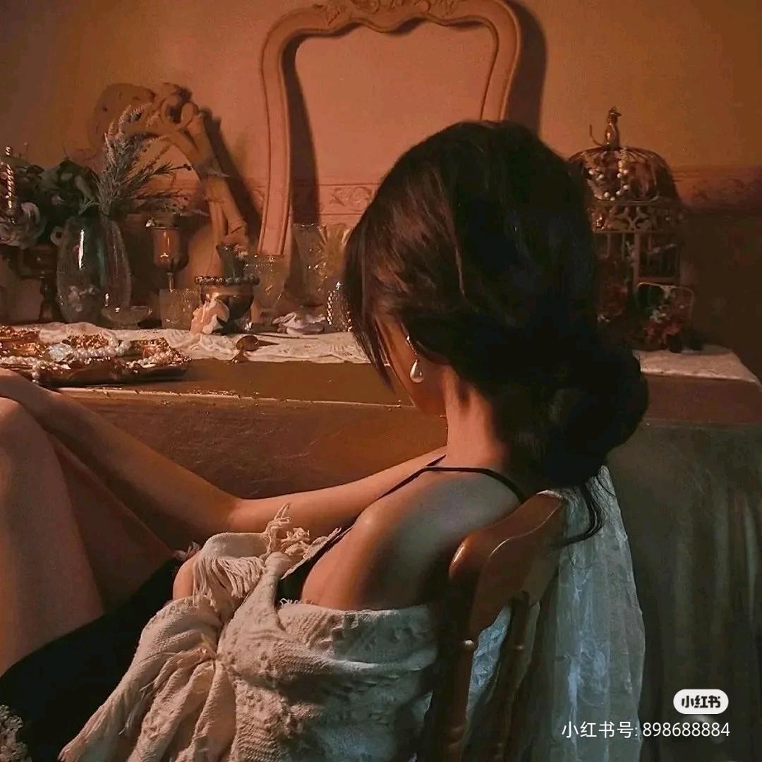 挂在墙上的月亮