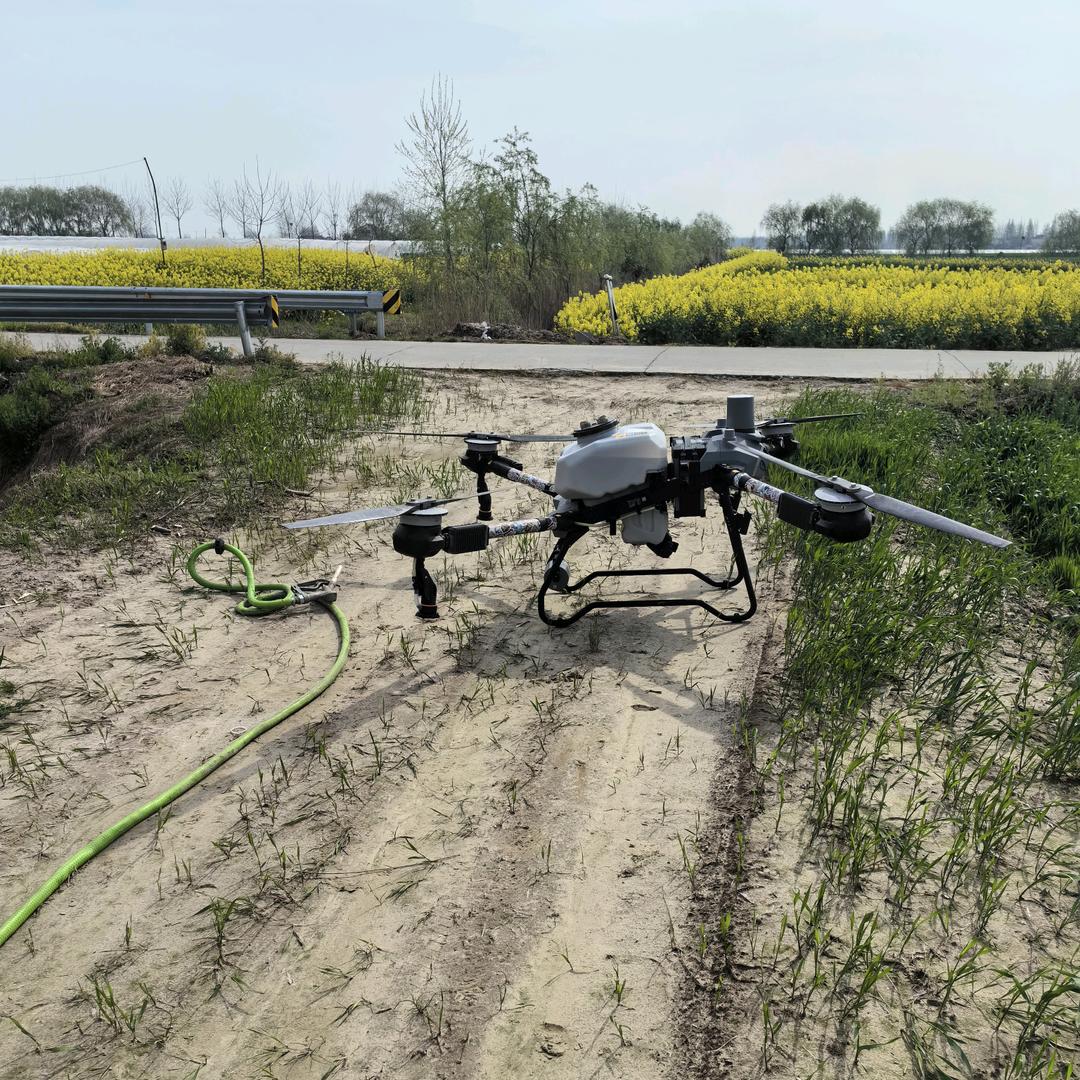 90后开无人机的 小钱