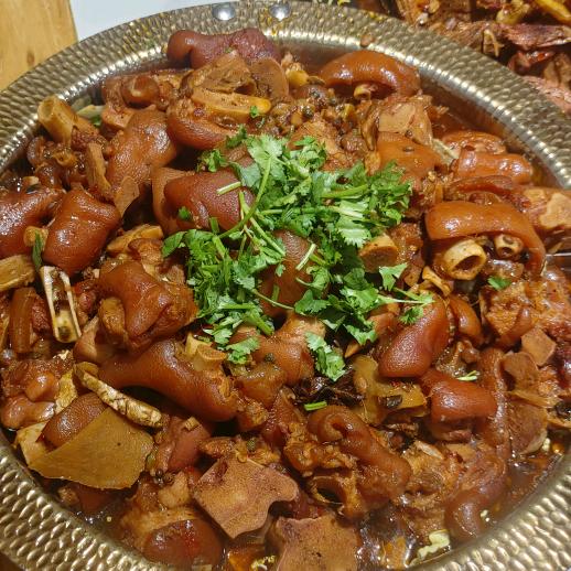 张清利掌锅人麻辣猪蹄铁锅炖大鹅