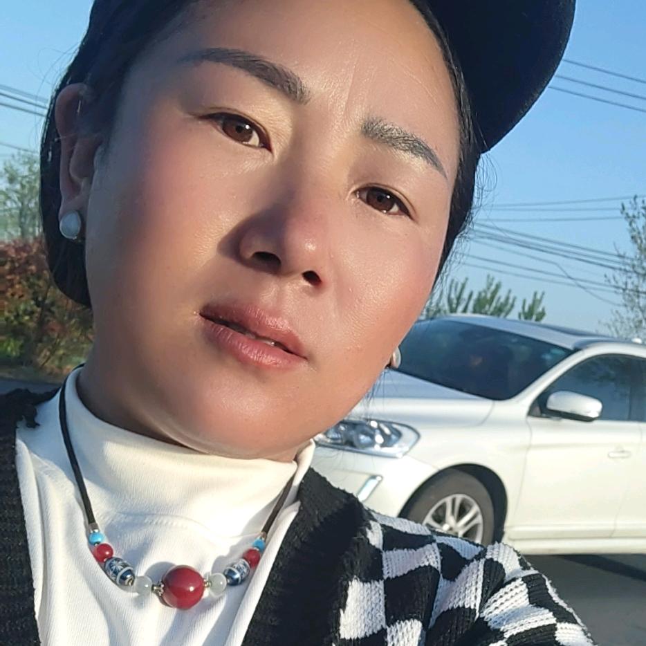 西瓜打牙的小妹