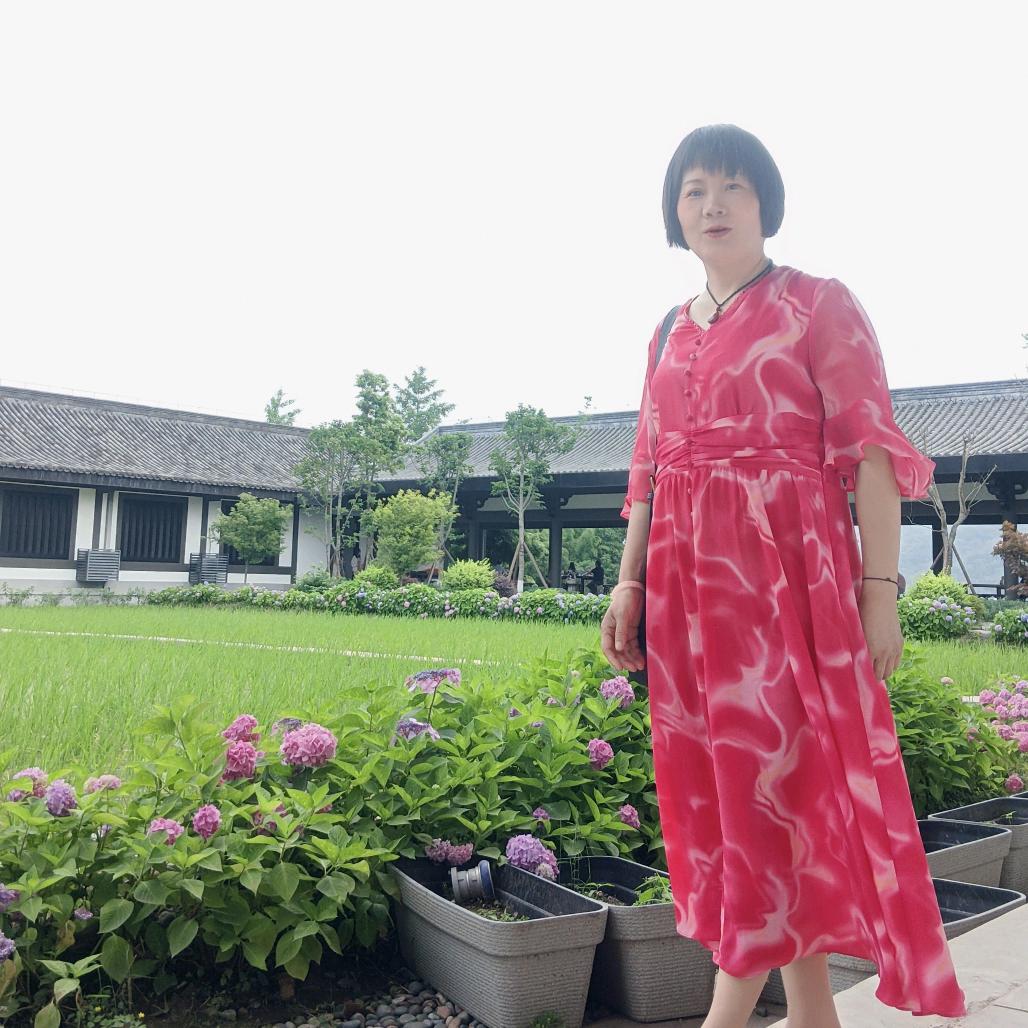 三人坐在太阳上