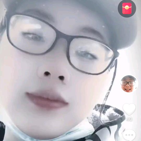可爱的摆摊人