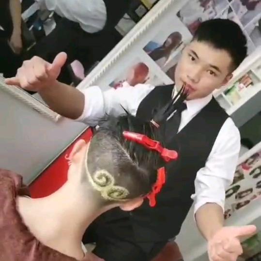 羊册《发型设计师》@高