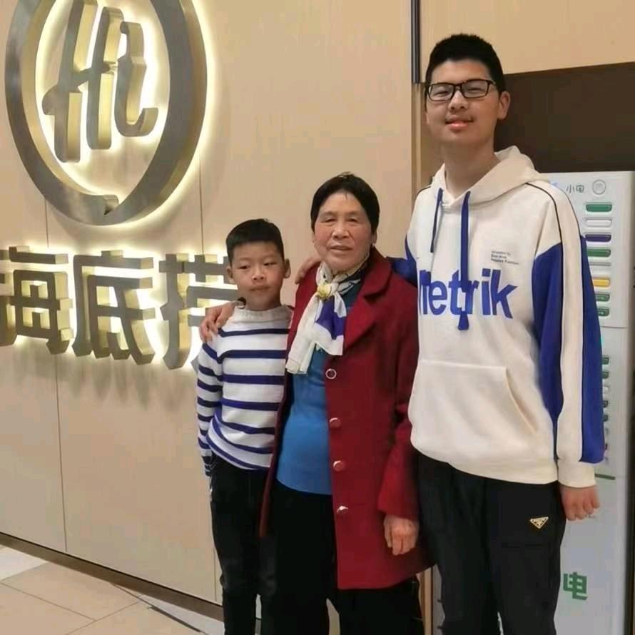 拒绝聊天，张，甜蜜幸福的老太太
