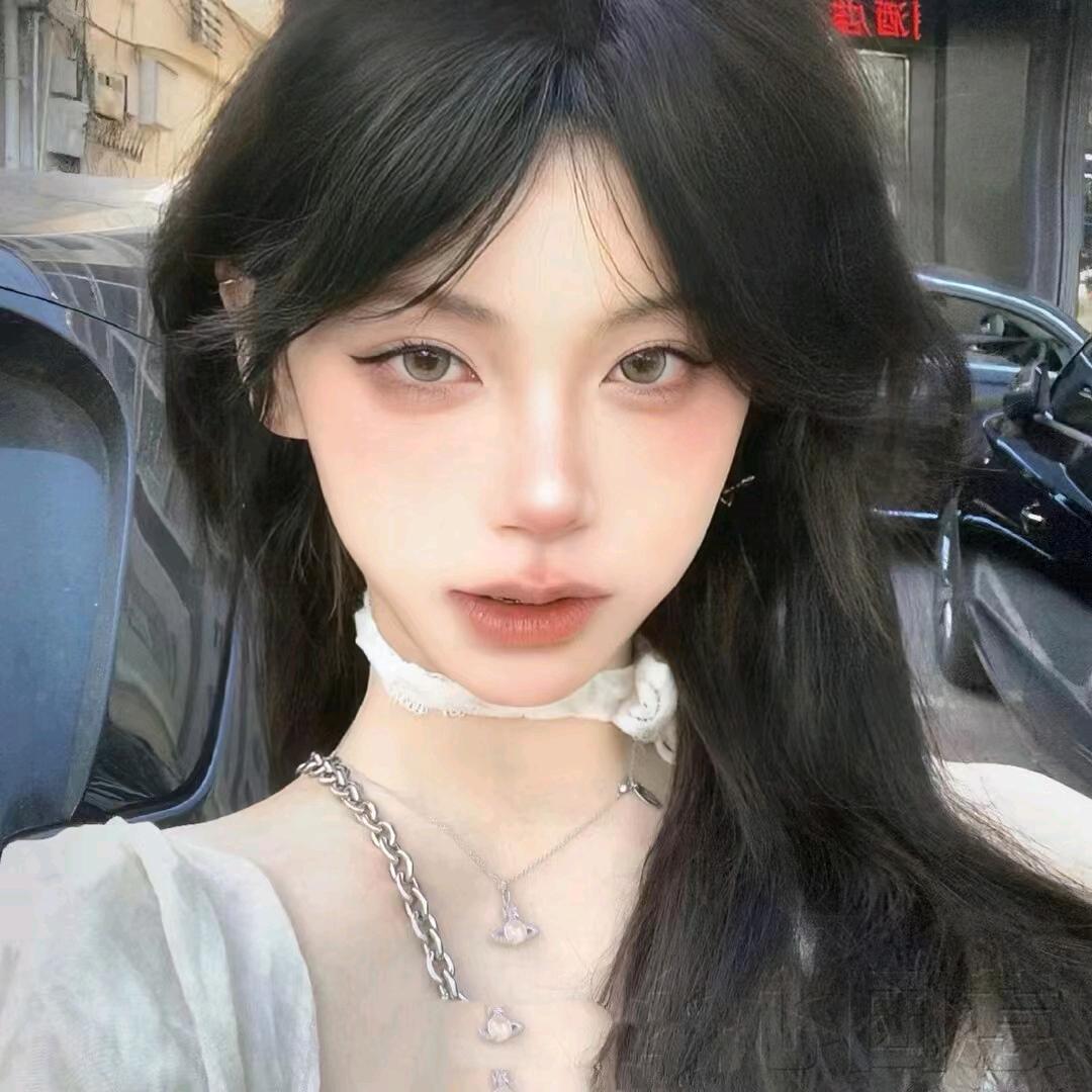 腼腆内向小女生