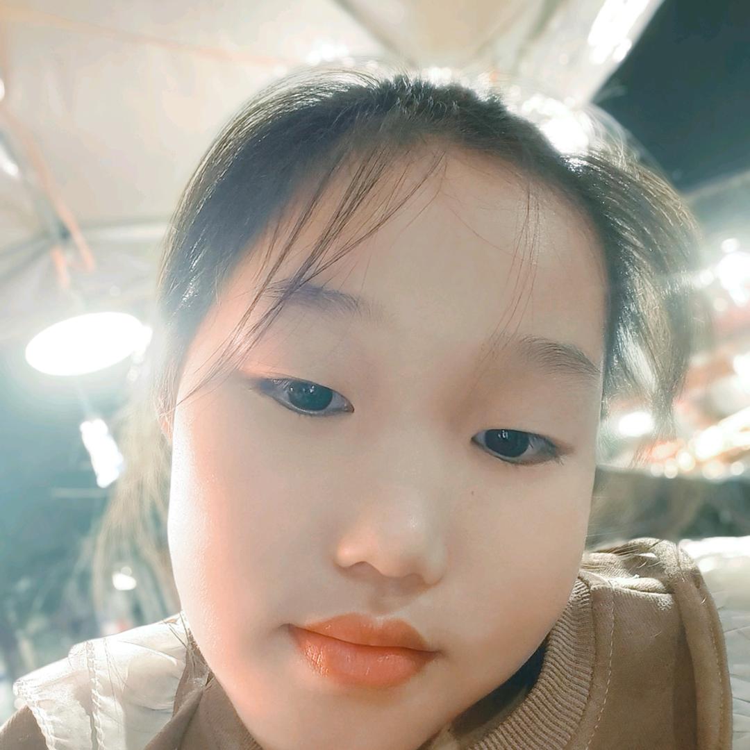 我和张一依是最好的姐妹。