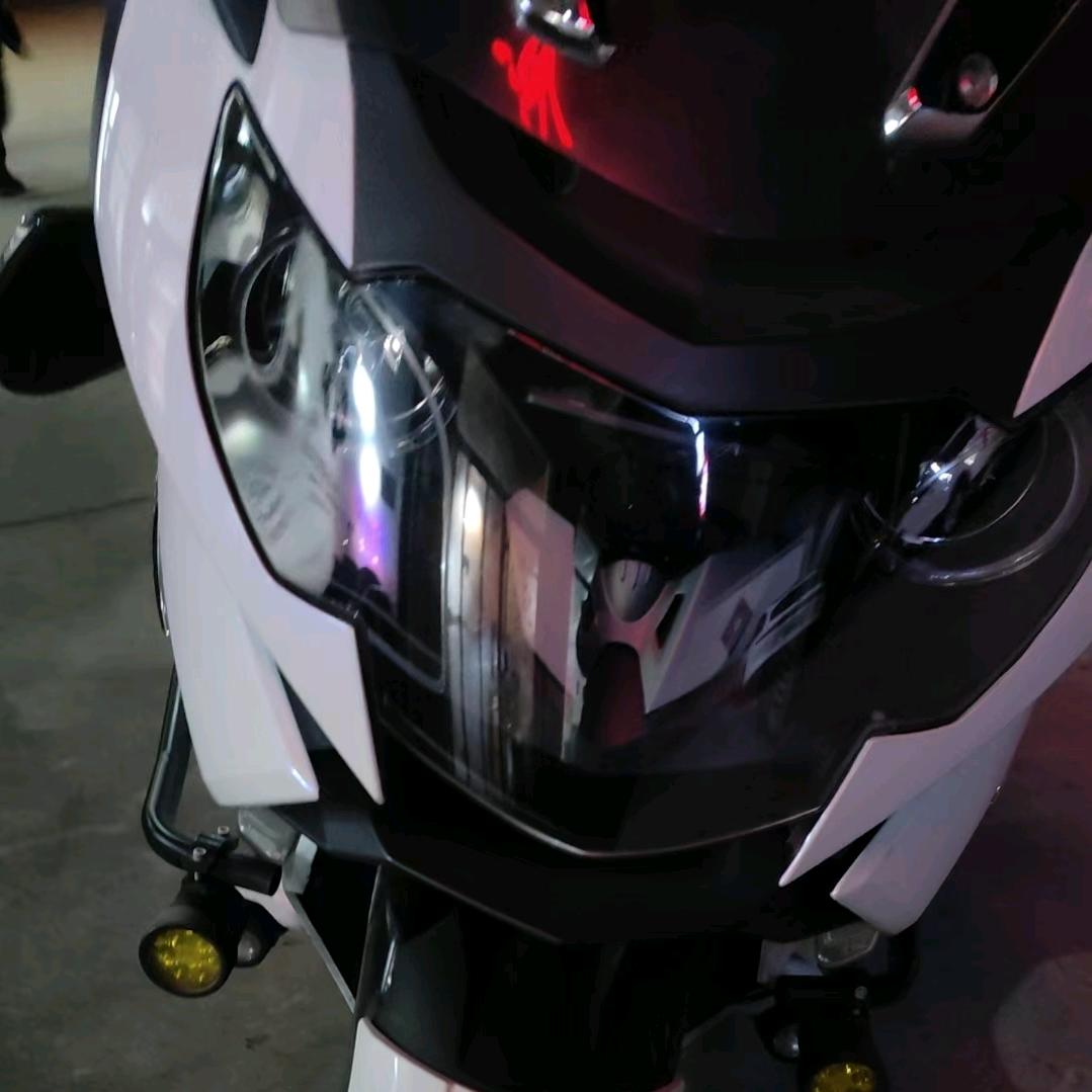 の骑宝马K16的男人