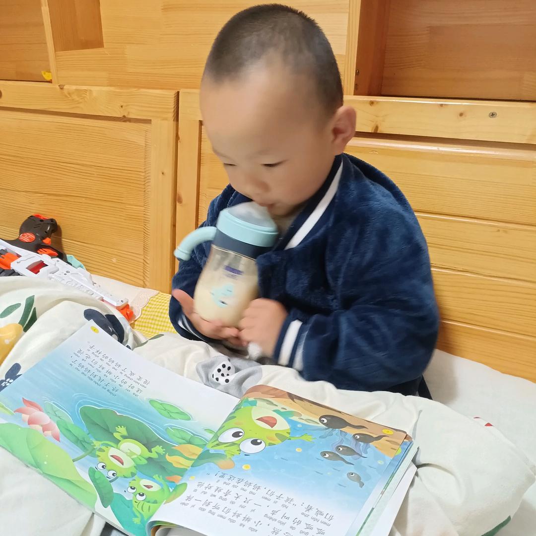 咖啡杯的桔梗花