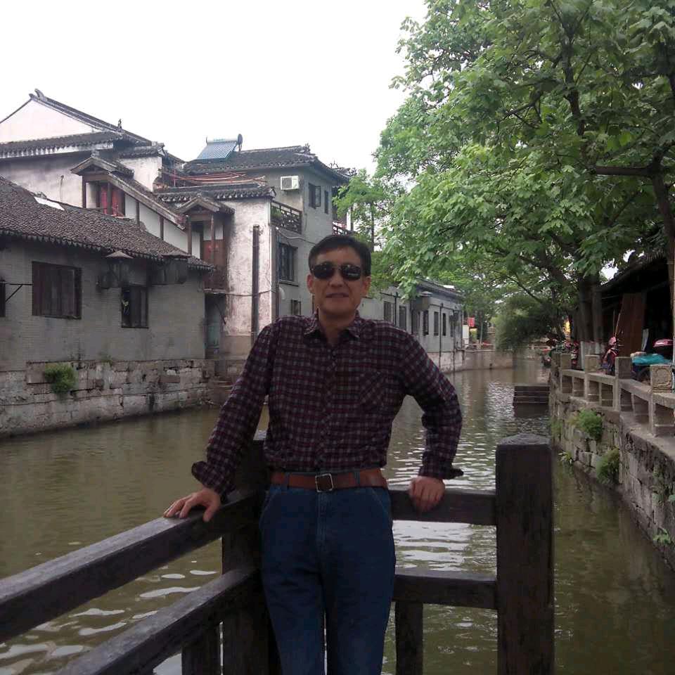 坐在门前发呆