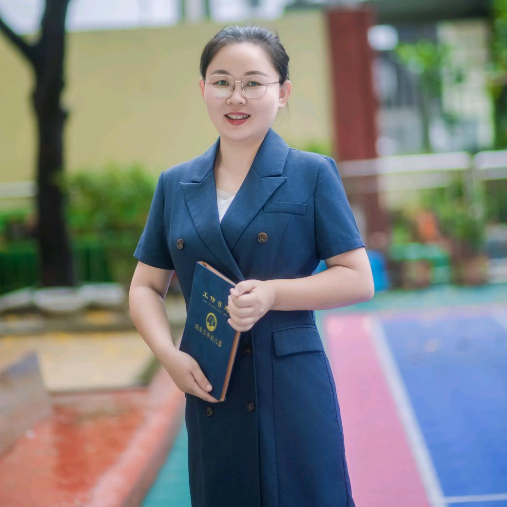 脸圆圆的梁园长