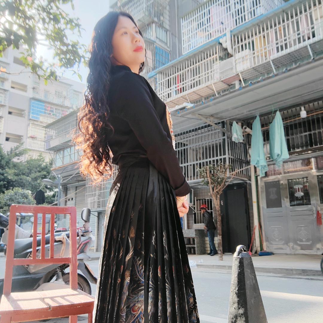 做棉被的小姐姐