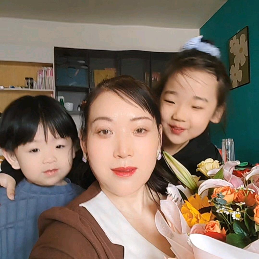 ୧⍤⃝🍒 雨中漫步🍒