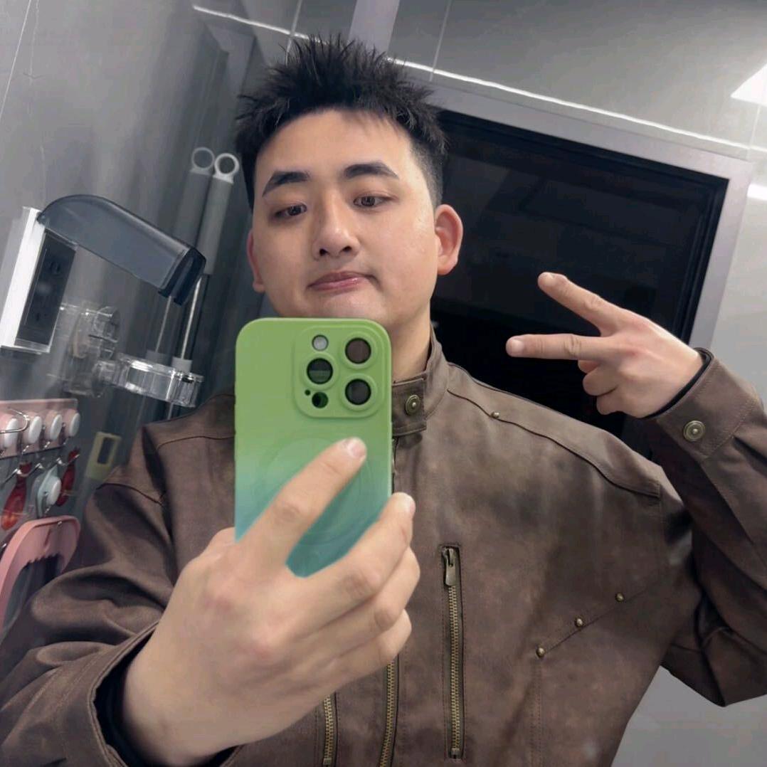 连摔跤都双手插屁兜的男人。