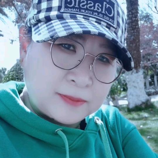 (*･´ω`･)杨杨✧＼ ٩(눈