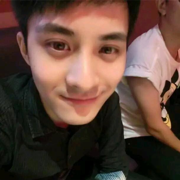 我将玫瑰藏身后，老板说拿出来我这有监控