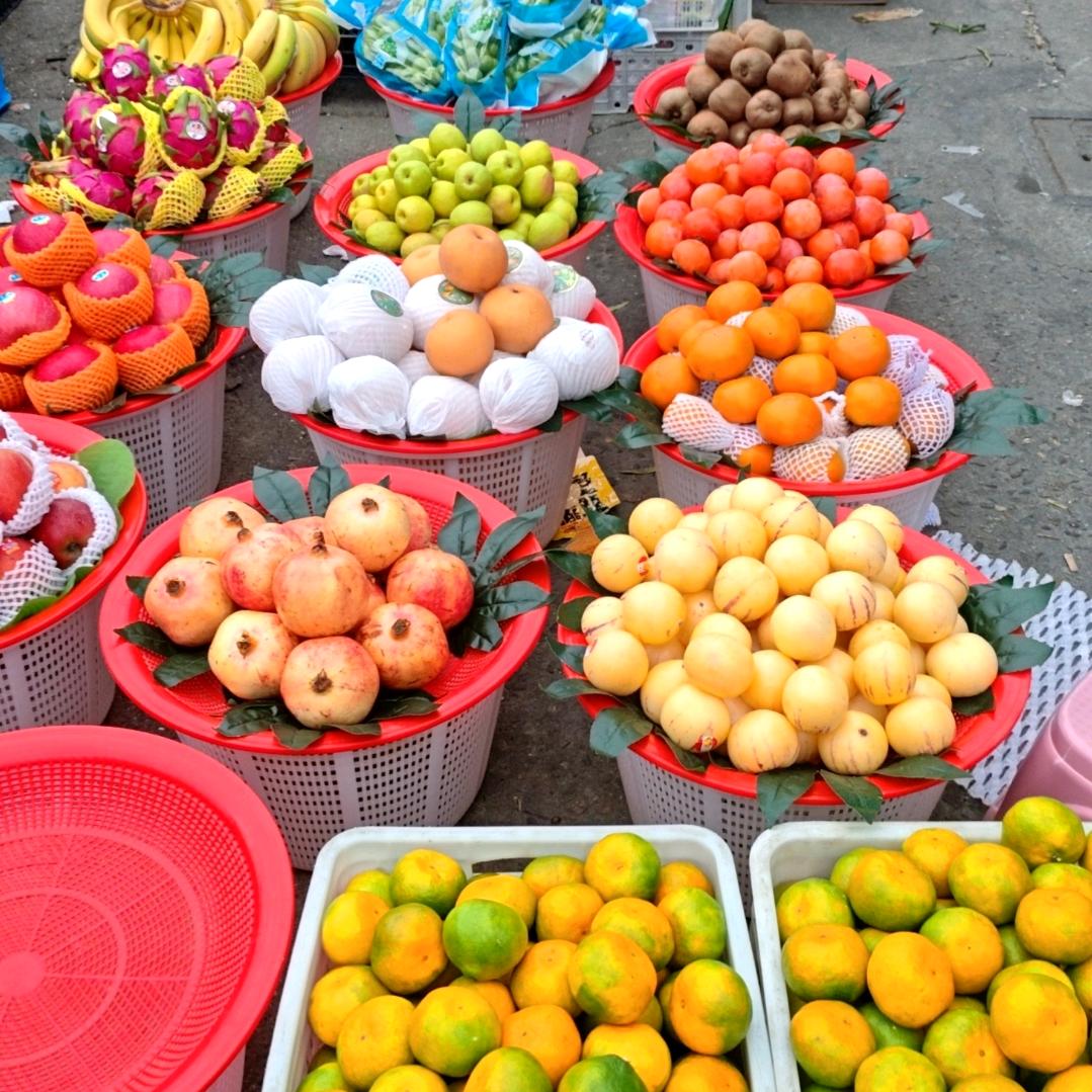 李姐摆摊高档水果。