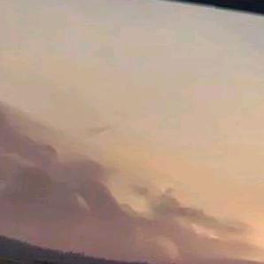 雾漫楼宇风渐起，独留空谷散春雨