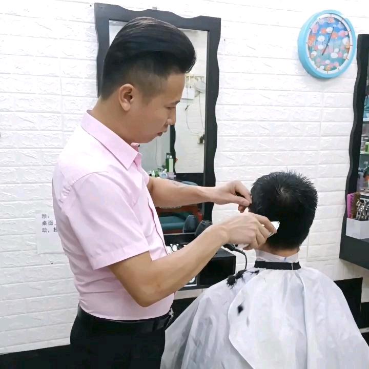 杯中倒满无情酒