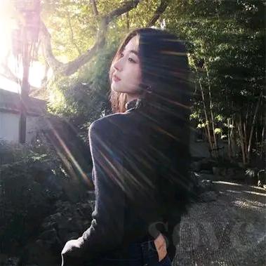 淡然一笑