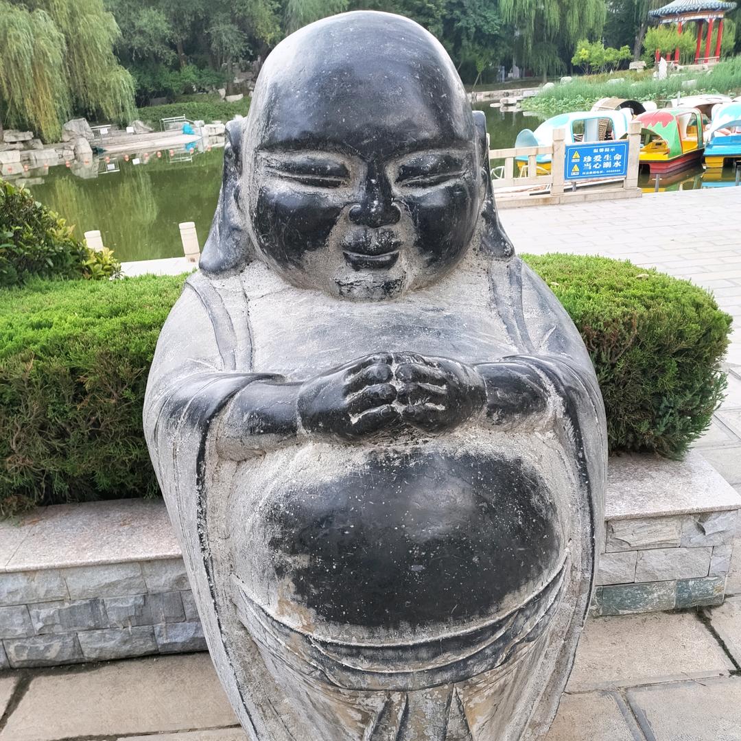 知昂张！嚣张的。张