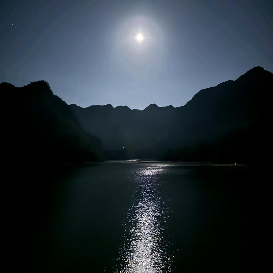 路，在远方，在脚下……