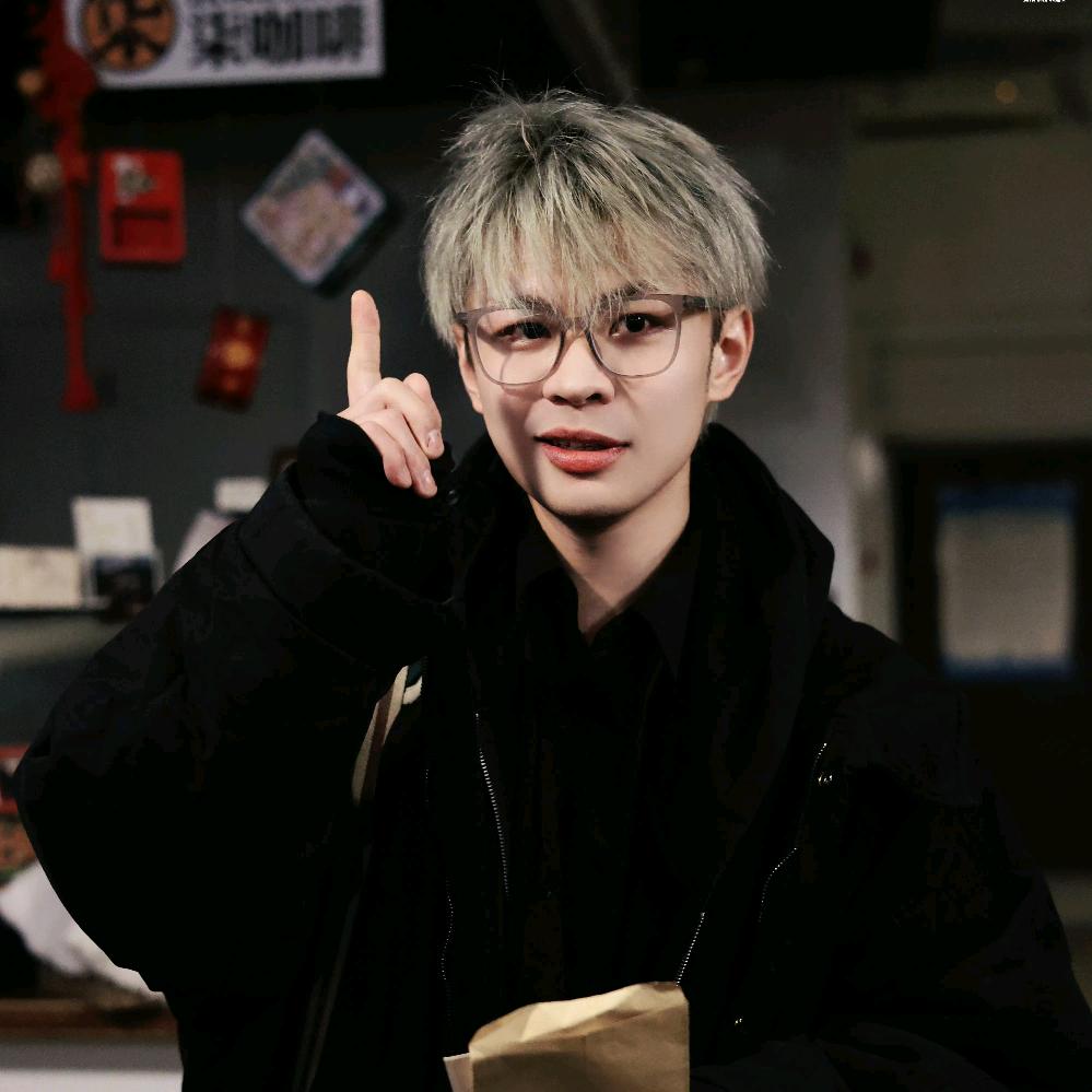 摸王晨艺头的老刘