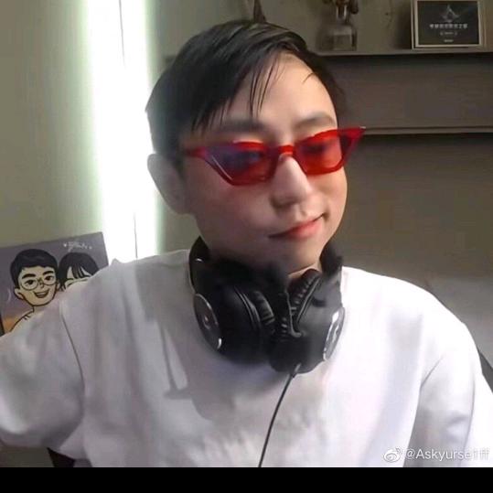 吃橙子的阿符
