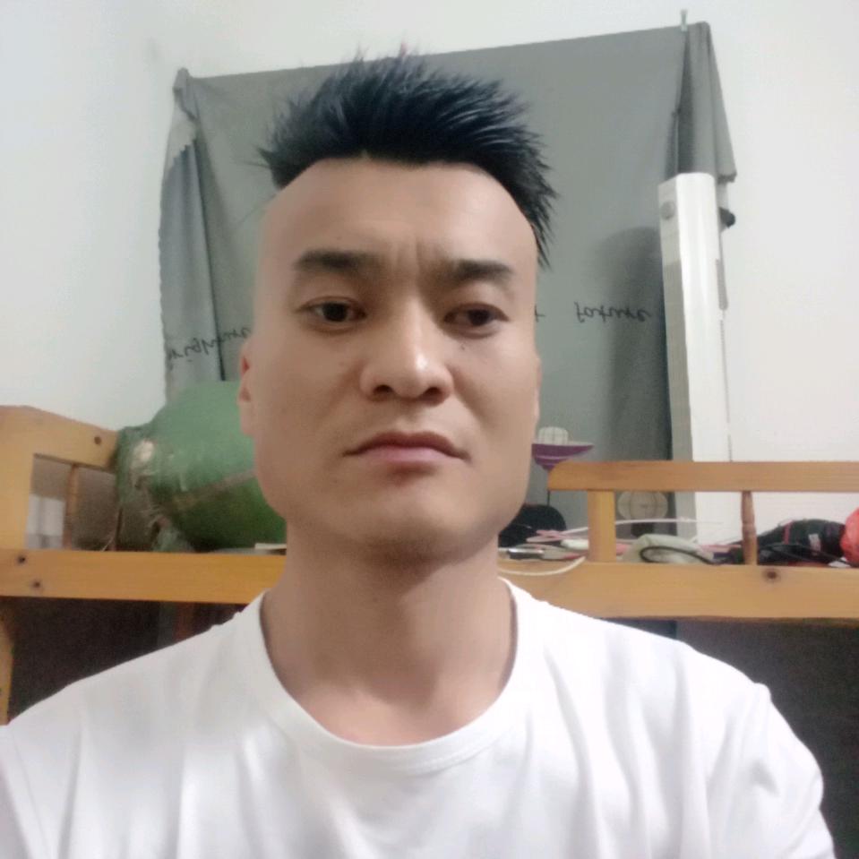 星空下的月亮。大哥